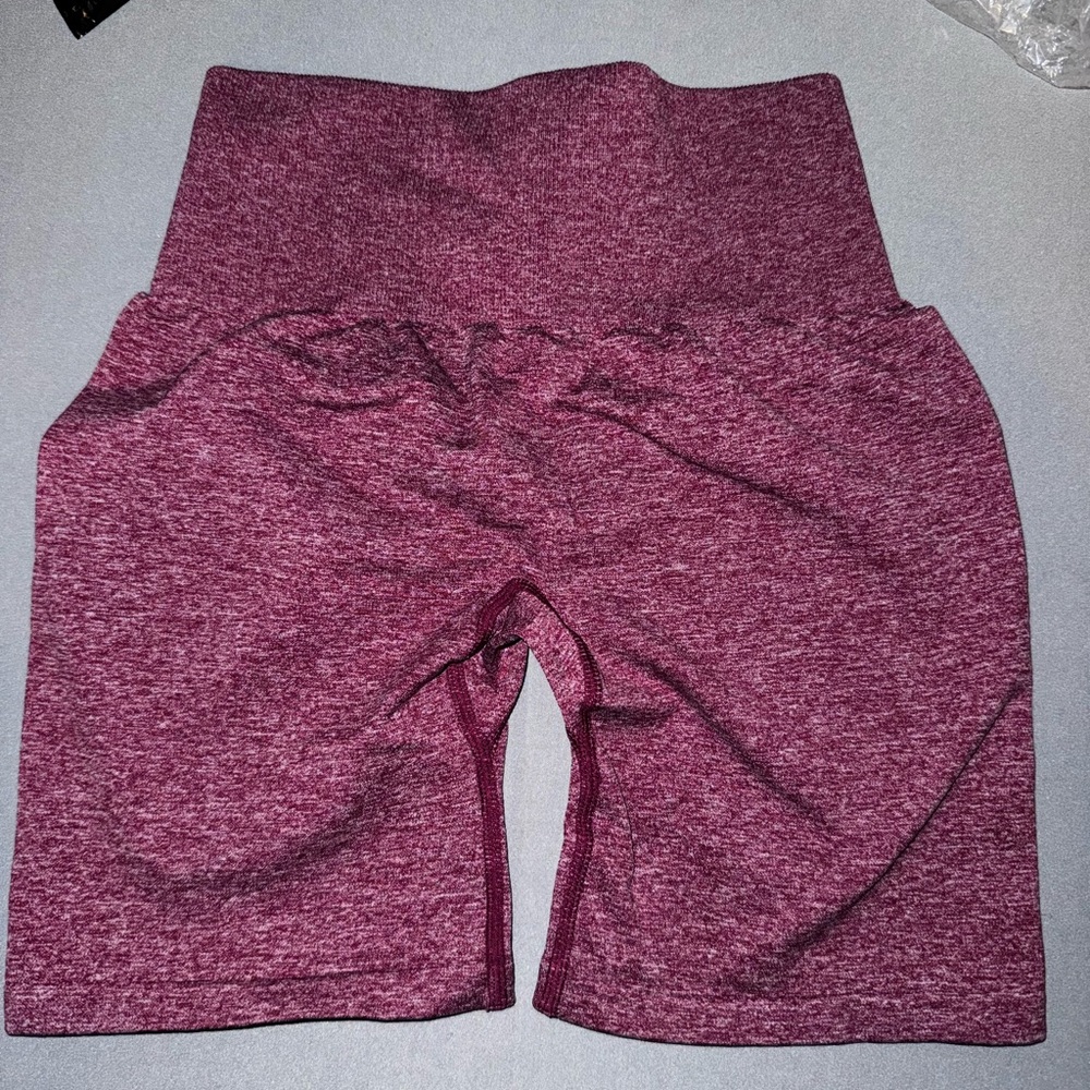 •BRAND NEW WITH TAGS 
•Size Small 
•NVGTN
•Scrunch butt